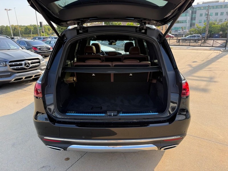 Mercedes-Benz GLS Vehicle Full-screen Gallery Image 8