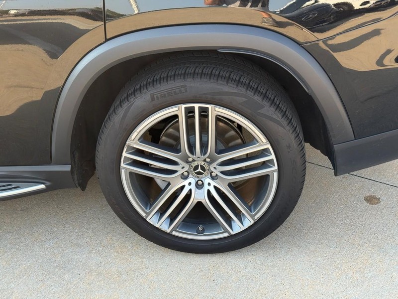 Mercedes-Benz GLS Vehicle Full-screen Gallery Image 9