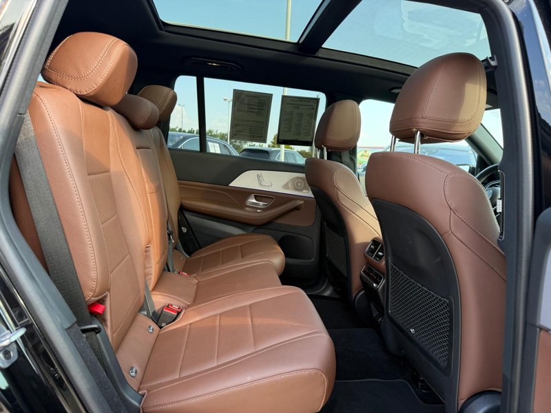 Mercedes-Benz GLS Vehicle Full-screen Gallery Image 12
