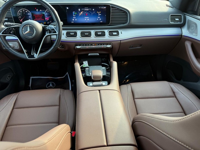 Mercedes-Benz GLS Vehicle Full-screen Gallery Image 13