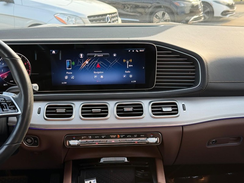 Mercedes-Benz GLS Vehicle Full-screen Gallery Image 15