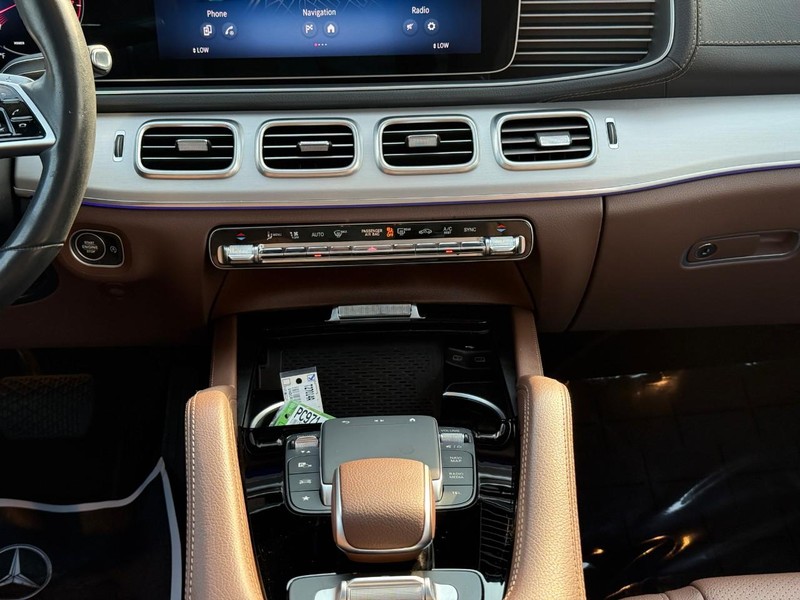 Mercedes-Benz GLS Vehicle Full-screen Gallery Image 16