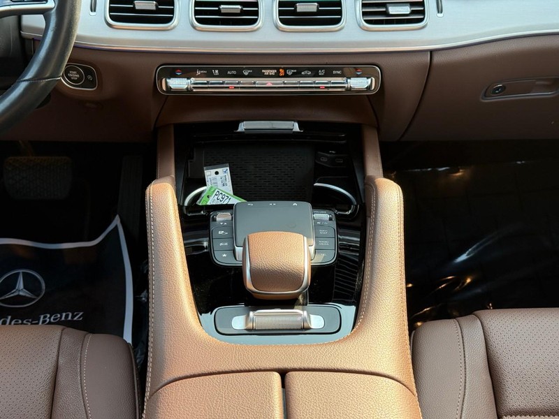 Mercedes-Benz GLS Vehicle Full-screen Gallery Image 17