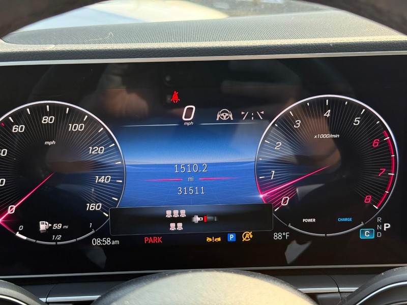 Mercedes-Benz GLS Vehicle Full-screen Gallery Image 24