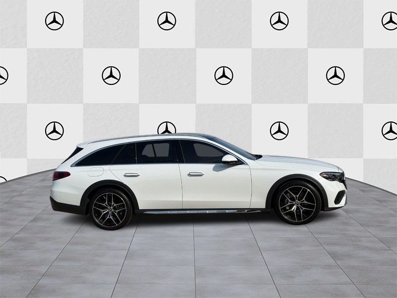 Mercedes-Benz E-Class Vehicle Full-screen Gallery Image 2