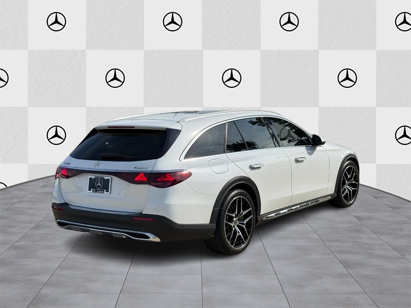Mercedes-Benz E-Class Vehicle Full-screen Gallery Image 3