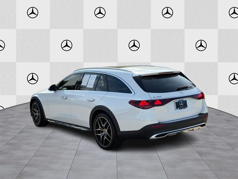 Mercedes-Benz E-Class Vehicle Full-screen Gallery Image 4