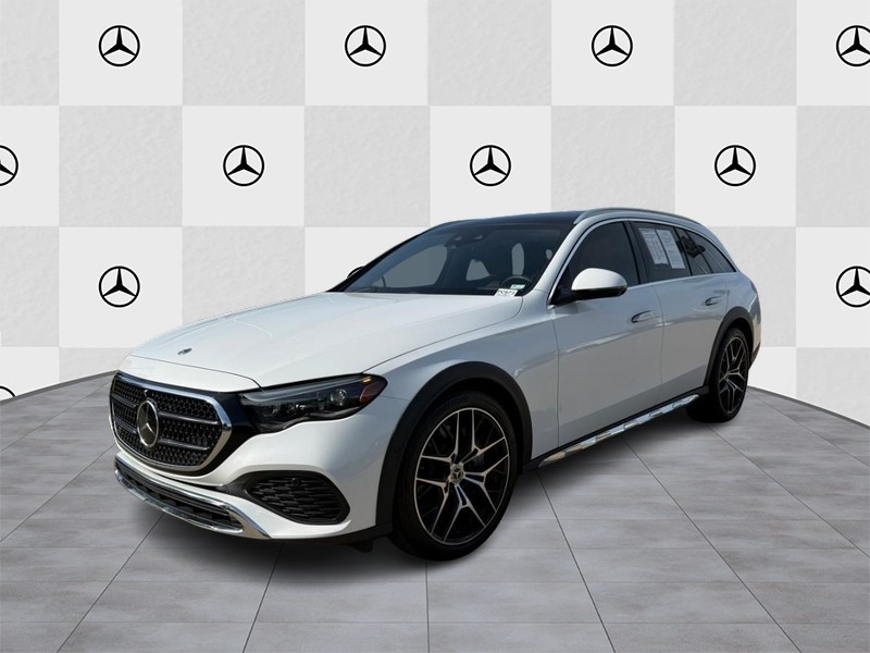 Mercedes-Benz E-Class Vehicle Full-screen Gallery Image 6