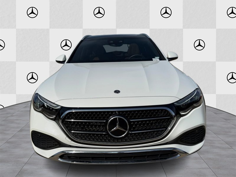 Mercedes-Benz E-Class Vehicle Full-screen Gallery Image 7