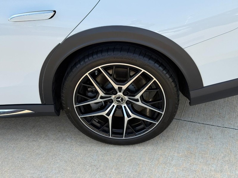 Mercedes-Benz E-Class Vehicle Full-screen Gallery Image 9