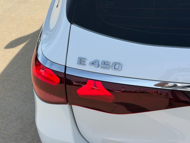 Mercedes-Benz E-Class Vehicle Full-screen Gallery Image 10