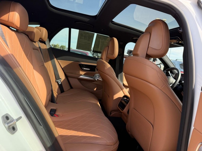Mercedes-Benz E-Class Vehicle Full-screen Gallery Image 12