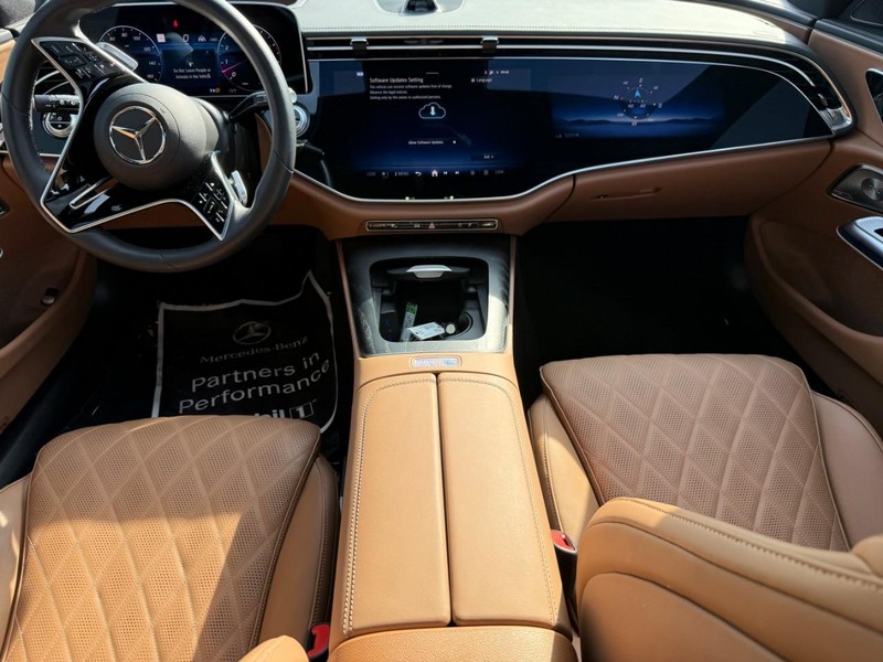 Mercedes-Benz E-Class Vehicle Full-screen Gallery Image 13