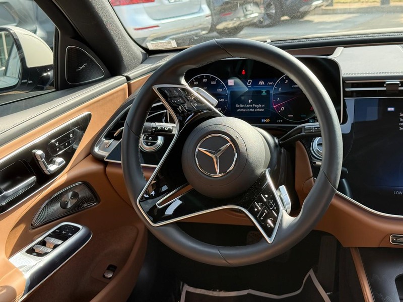 Mercedes-Benz E-Class Vehicle Full-screen Gallery Image 14