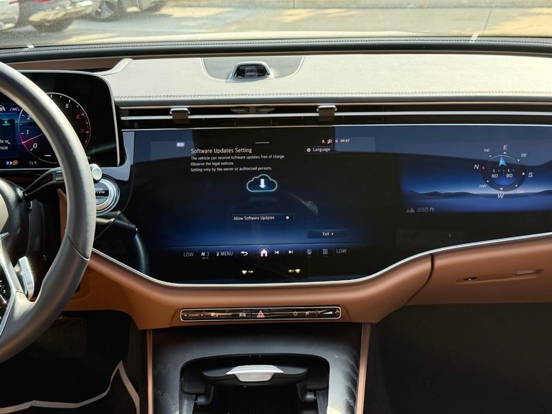 Mercedes-Benz E-Class Vehicle Full-screen Gallery Image 15