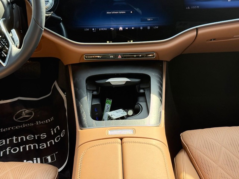 Mercedes-Benz E-Class Vehicle Full-screen Gallery Image 16