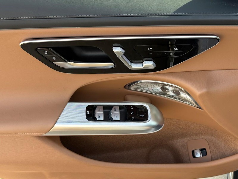 Mercedes-Benz E-Class Vehicle Full-screen Gallery Image 17
