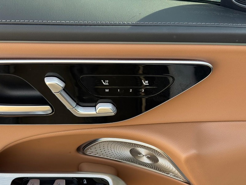 Mercedes-Benz E-Class Vehicle Full-screen Gallery Image 18