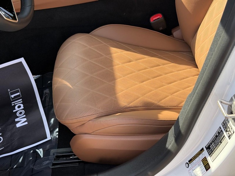 Mercedes-Benz E-Class Vehicle Full-screen Gallery Image 19