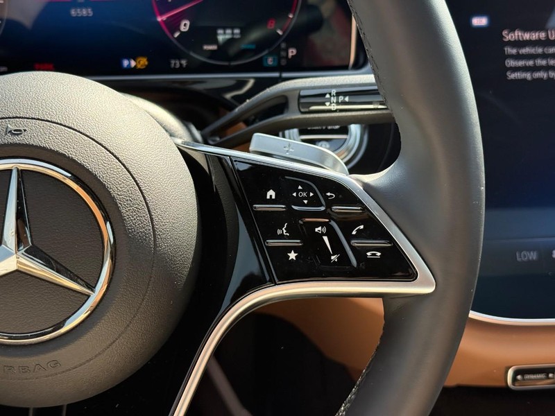 Mercedes-Benz E-Class Vehicle Full-screen Gallery Image 21