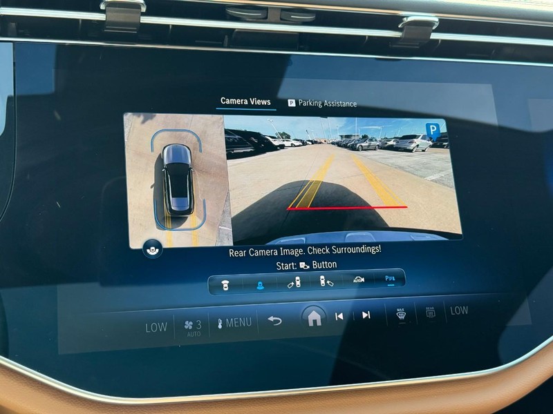 Mercedes-Benz E-Class Vehicle Full-screen Gallery Image 22