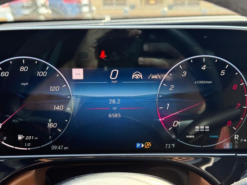 Mercedes-Benz E-Class Vehicle Full-screen Gallery Image 23