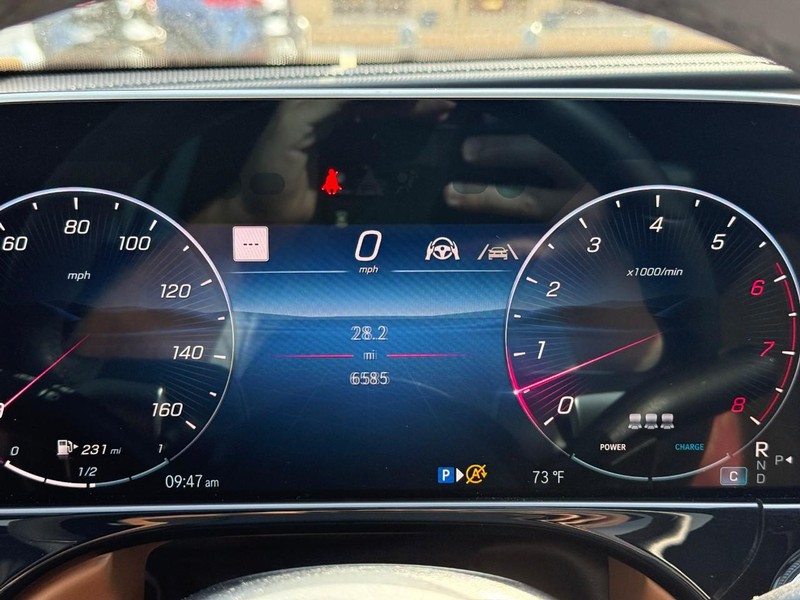 Mercedes-Benz E-Class Vehicle Full-screen Gallery Image 24