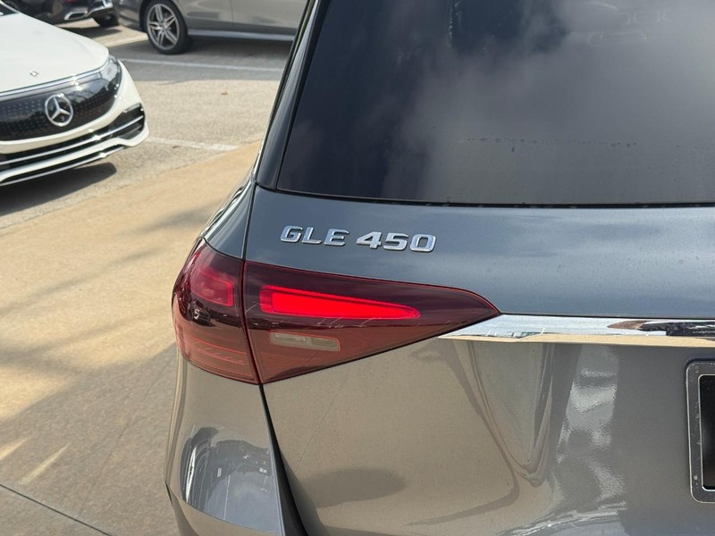 Mercedes-Benz GLE Vehicle Full-screen Gallery Image 10