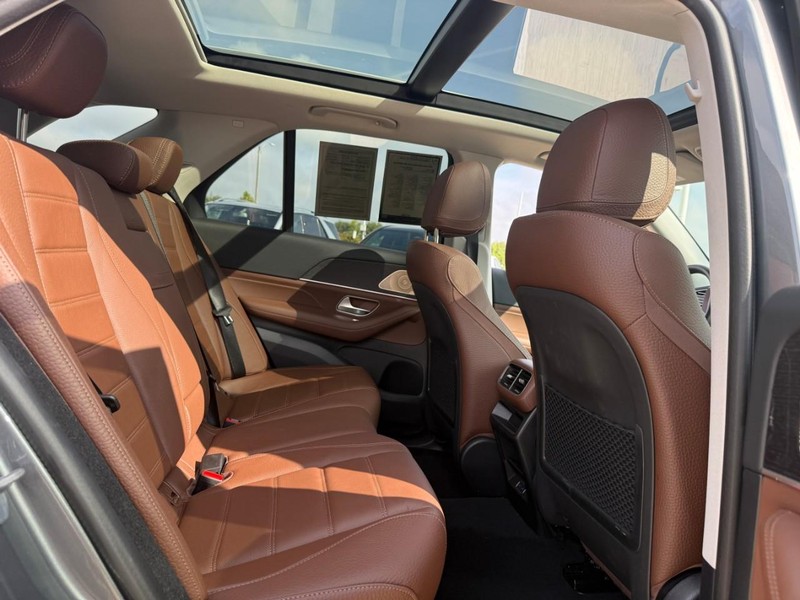 Mercedes-Benz GLE Vehicle Full-screen Gallery Image 12