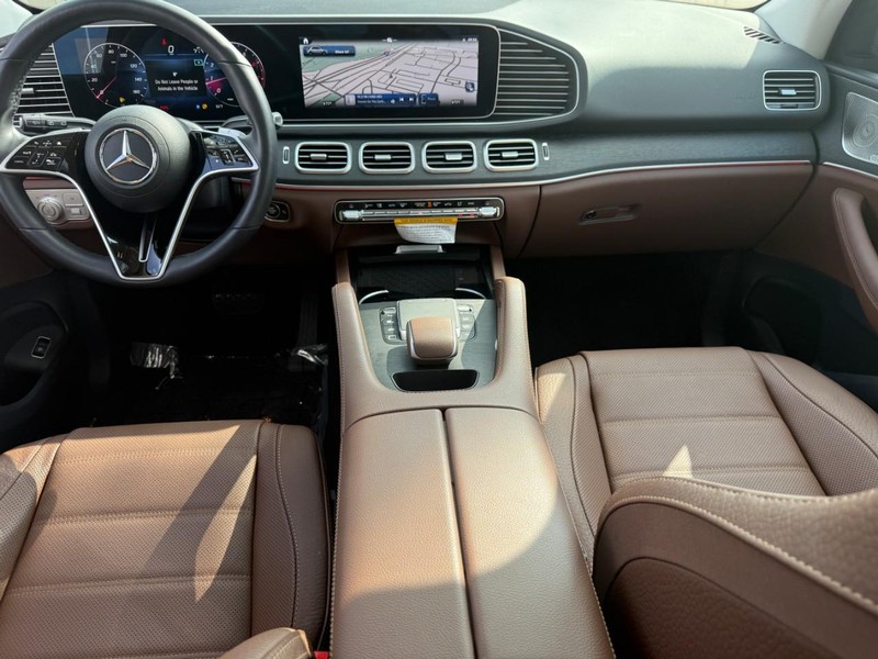 Mercedes-Benz GLE Vehicle Full-screen Gallery Image 13