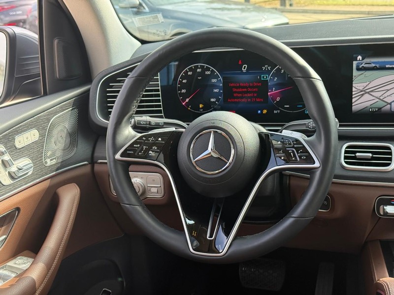 Mercedes-Benz GLE Vehicle Full-screen Gallery Image 14