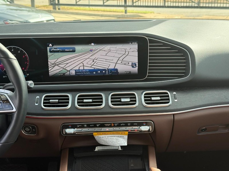 Mercedes-Benz GLE Vehicle Full-screen Gallery Image 15