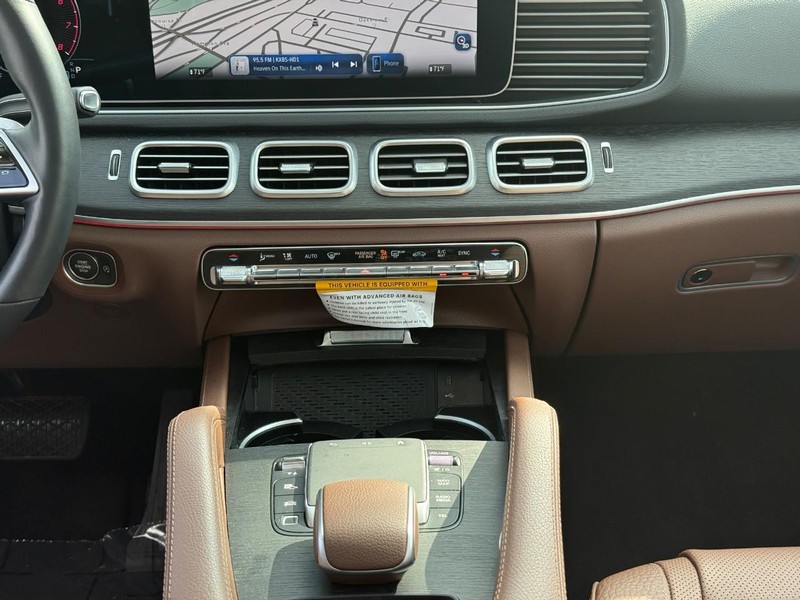Mercedes-Benz GLE Vehicle Full-screen Gallery Image 16