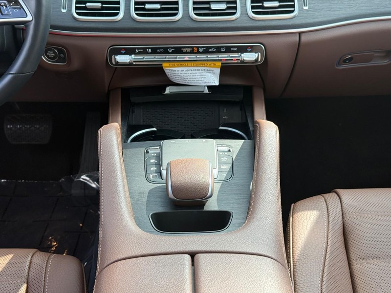 Mercedes-Benz GLE Vehicle Full-screen Gallery Image 17