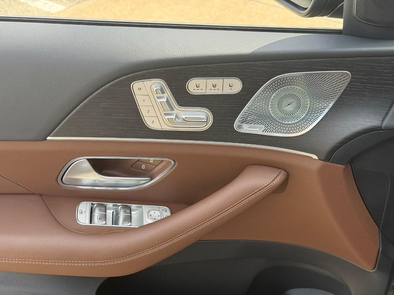 Mercedes-Benz GLE Vehicle Full-screen Gallery Image 19
