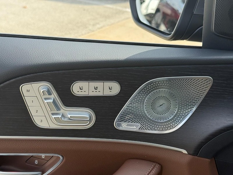 Mercedes-Benz GLE Vehicle Full-screen Gallery Image 20