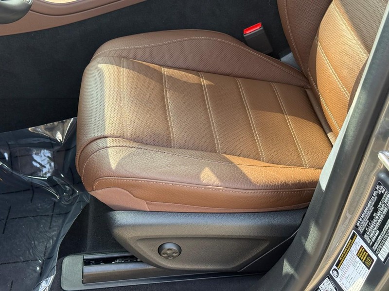 Mercedes-Benz GLE Vehicle Full-screen Gallery Image 21