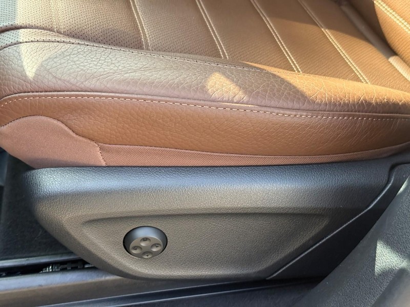 Mercedes-Benz GLE Vehicle Full-screen Gallery Image 22
