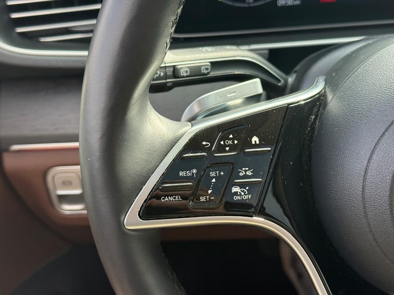 Mercedes-Benz GLE Vehicle Full-screen Gallery Image 23