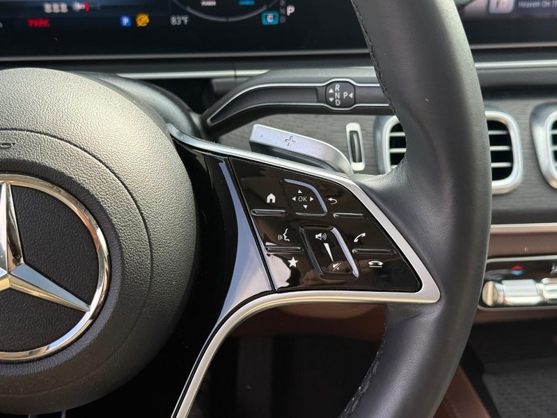 Mercedes-Benz GLE Vehicle Full-screen Gallery Image 24