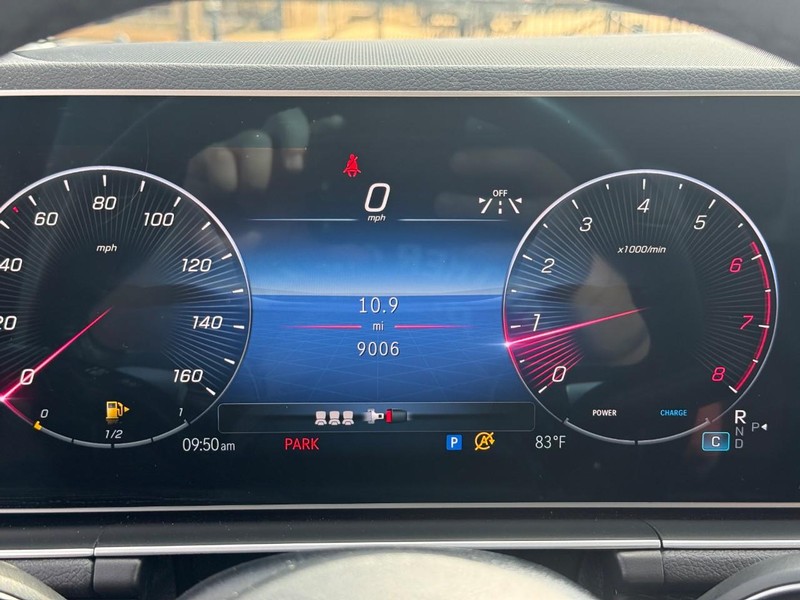 Mercedes-Benz GLE Vehicle Full-screen Gallery Image 25