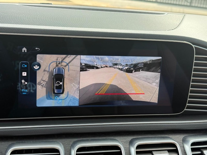 Mercedes-Benz GLE Vehicle Full-screen Gallery Image 26