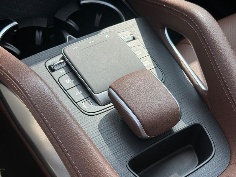 Mercedes-Benz GLE Vehicle Full-screen Gallery Image 27