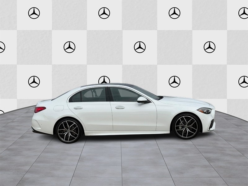 Mercedes-Benz C-Class Vehicle Full-screen Gallery Image 02