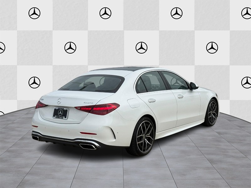 Mercedes-Benz C-Class Vehicle Full-screen Gallery Image 03
