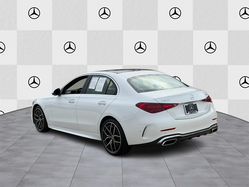 Mercedes-Benz C-Class Vehicle Full-screen Gallery Image 04