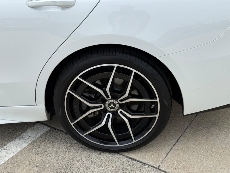 Mercedes-Benz C-Class Vehicle Full-screen Gallery Image 09