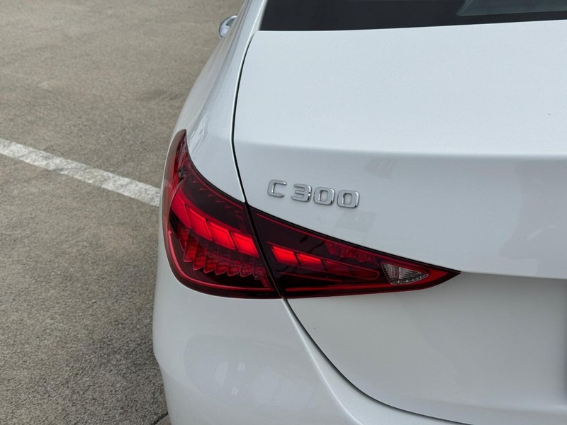 Mercedes-Benz C-Class Vehicle Full-screen Gallery Image 10