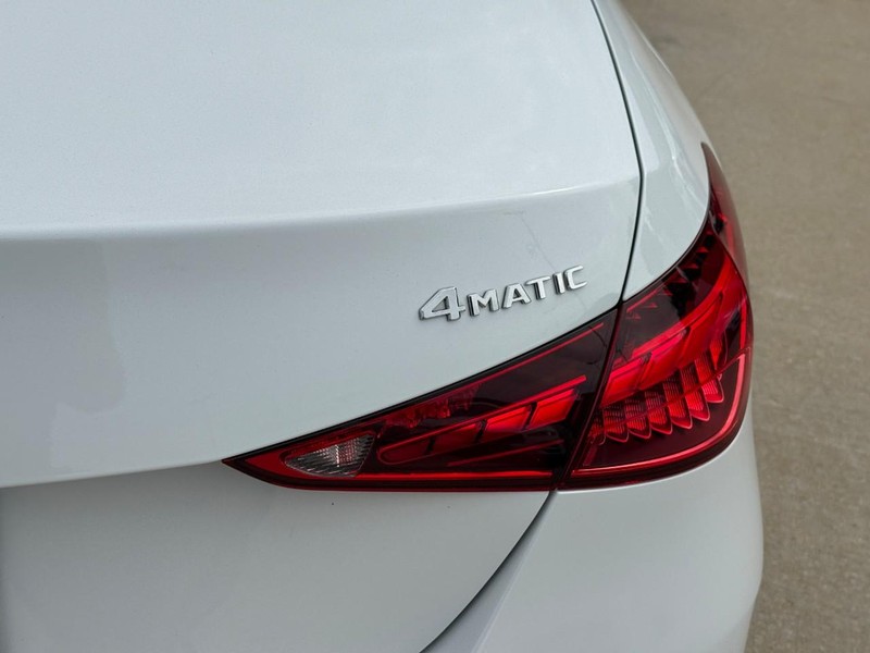 Mercedes-Benz C-Class Vehicle Full-screen Gallery Image 11
