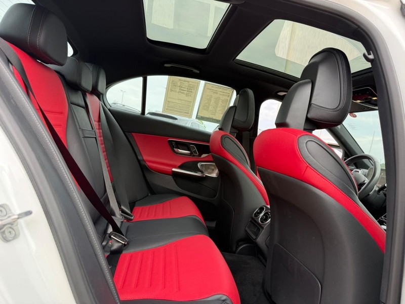Mercedes-Benz C-Class Vehicle Full-screen Gallery Image 12